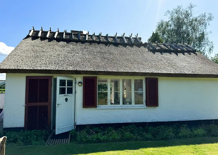 Semesterbostad Thatched Near Dronningmølle